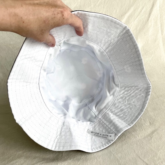 Alice + Olivia Reversible Daisy Print Bucket Hat - Picture 9 of 14